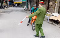 Công an quận Bắc Từ Liêm xử phạt 35 trường hợp không đeo khẩu trang nơi công cộng
