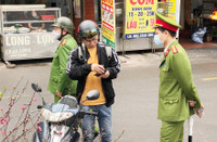 Công an quận Bắc Từ Liêm xử phạt 35 trường hợp không đeo khẩu trang nơi công cộng