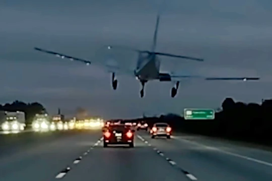Khoảnh khắc máy bay lao xuống đường cao tốc, đâm trúng ôtô 