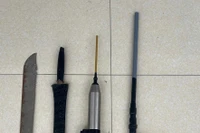 Nam thanh niên tự nguyện giao nộp vũ khí nguy hiểm 