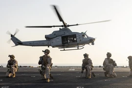 Thủy quân lục chiến Mỹ huấn luyện trực thăng UH-1Y Venom tiếp cận mái nhà, chuẩn bị cho chiến tranh đô thị