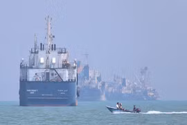 Ba tàu hàng liên tiếp bị tập kích tại eo biển Hormuz trong 24 giờ