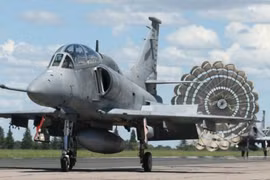 Argentina đã bắt đầu tiếp nhận các tiêm kích đa năng F-16 Fighting Falcon đã qua sử dụng từ Đan Mạch từ cuối năm 2025, qua đó mở ra giai đoạn chuyển đổi sang các nền tảng chiến đấu hiện đại hơn cường kích A-4.
