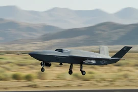 UAV YFQ-42A của Mỹ thực hiện nhiệm vụ bay bán tự động đầu tiên