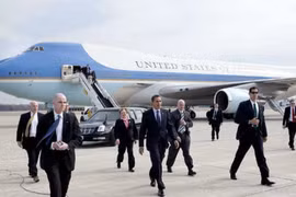 Không lực Một thành mồi nhử, ông Trump ‘biến mất’ trong… xe chở suất ăn