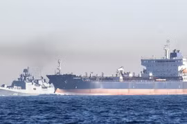 Chiến hạm Nga hộ tống tàu dầu qua eo biển Manche, châu Âu gia tăng cảnh giác