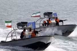 Đội xuồng Iran có thể thách thức hải quân Mỹ ở eo biển Hormuz