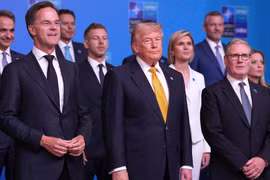 NATO tìm cách 'chiều lòng' ông Trump để tránh rạn nứt liên minh