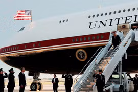 Ông Trump bất ngờ đổi chuyên cơ khi rời Thổ Nhĩ Kỳ, quay lại dùng 'Không lực Một' cũ
