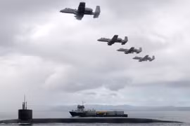 Cường kích A-10 'hộ tống' tàu ngầm hạt nhân USS Nebraska, Mỹ phát tín hiệu mới về năng lực răn đe