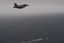 Tiêm kích JAS 39 Thụy Điển bám sát tàu ngầm Kilo Nga ở cửa ngõ biển Baltic