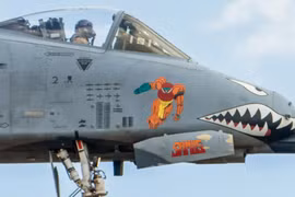 A-10 Warthog trở lại Anh với những hình vẽ nghệ thuật và dấu ấn từ Chiến dịch Epic Fury
