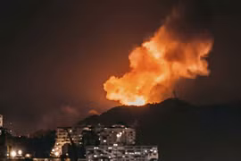 Tiếng nổ rung chuyển thủ đô Venezuela trong đêm, trực thăng tấn công bay rợp, Caracas ban bố tình trạng khẩn cấp