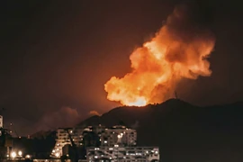 Tiếng nổ rung chuyển thủ đô Venezuela trong đêm, trực thăng tấn công bay rợp, Caracas ban bố tình trạng khẩn cấp