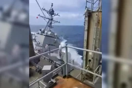 Khoảnh khắc 2 chiến hạm Mỹ va chạm khi tiếp tế trên Biển Caribe