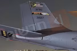 Máy bay tiếp dầu KC-135 của Mỹ gãy đuôi vẫn hạ cánh sau tai nạn gần Iran