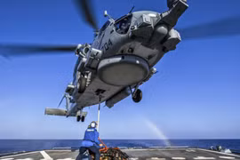 Trực thăng MH-60S Mỹ hạ cánh khẩn trên biển Arab, một quân nhân mất tích