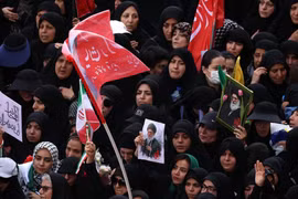 Người Iran hô khẩu hiệu ‘báo thù’ khi tiễn đưa cố lãnh tụ tối cao Ali Khamenei