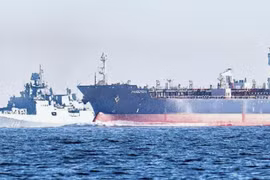 Chiến hạm Nga hộ tống tàu hàng qua eo biển Anh, thách thức sức ép từ phương Tây