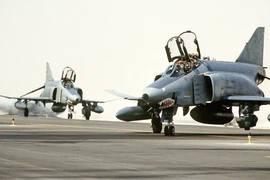 RF-4C Phantom II - trinh sát cơ 'không vũ khí' Mỹ bay thẳng vào lưới lửa Iraq trong 'Bão táp sa mạc'
