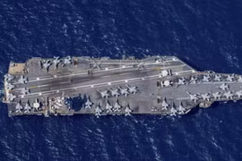 Siêu tàu sân bay Mỹ cập cảng sửa chữa sau sự cố hỏa hoạn