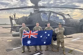 Australia tiếp nhận 2 trực thăng tấn công AH-64E Apache đầu tiên để thay thế Tiger