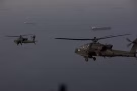 Mỹ điều trực thăng AH-64 tuần tra eo biển Hormuz, sẵn sàng phá hủy drone và xuồng Iran