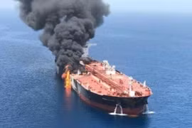 Iran tuyên bố đánh trúng 3 tàu dầu ở Hormuz, phóng tên lửa vào căn cứ Mỹ 