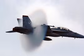 Tiêm kích hạm F/A-18 Super Hornet dùng pháo 20 mm bắn hỏng tàu Iran giữa căng thẳng phong tỏa Hormuz