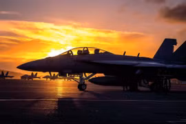 Tiêm kích hạm F/A-18 Super Hornet sẽ đóng vai trò ‘quân xanh xịn’?