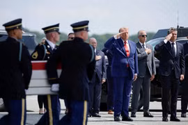 Ông Trump đón thi hài 4 lính Mỹ thiệt mạng do hỏa lực Iran