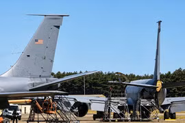 Máy bay tiếp dầu KC-135 Mỹ va chạm trên không, rách cánh đuôi 
