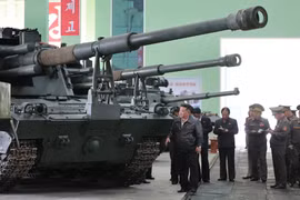 Ông Kim Jong-un thị sát pháo tự hành mới có thể vươn tới Seoul