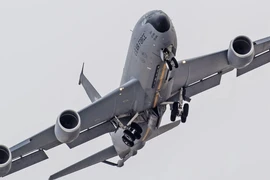 Phi đội 10 máy bay tiếp dầu Mỹ KC-135 đồng loạt xuất hiện gần Venezuela
