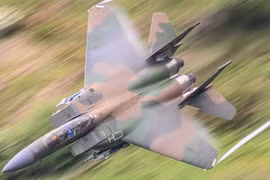 Tiêm kích F-15E Strike Eagle sơn màu huyền thoại của F-111, tái hiện ký ức cuộc tập kích Libya