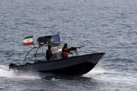 Ông Trump cảnh báo 'tiêu diệt ngay' xuồng tấn công nhanh Iran áp sát vùng phong tỏa Hormuz