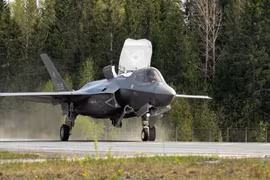 Tiêm kích tàng hình F-35B lần đầu cất hạ cánh trên cao tốc Phần Lan