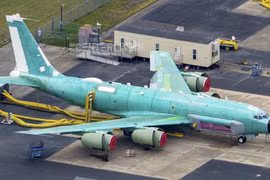 RC-135 Rivet Joint lộ thân trần ở Texas, hé lộ chu kỳ nâng cấp sâu khí tài do thám chiến lược Mỹ