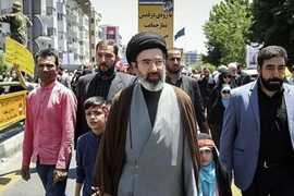 Con trai Lãnh tụ Tối cao Iran Ali Khamenei dẫn đầu cuộc đua kế nhiệm