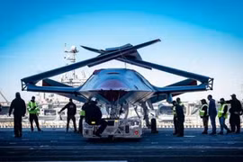 Tàu sân bay Mỹ đầu tiên sẵn sàng điều khiển UAV tiếp dầu MQ-25