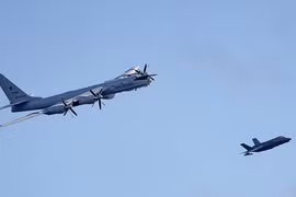 Phi cơ tuần thám Nga 'áp sát' tàu sân bay Anh, tiêm kích F-35 lập tức xuất kích