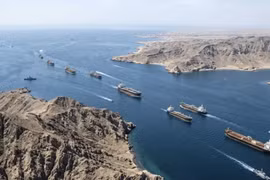 Khoảng 1.000 tàu mắc kẹt tại eo biển Hormuz, hồi hộp chờ được mở đường di chuyển
