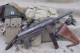 Súng sử dụng đạn .45 ACP, loại đạn súng ngắn có lực dừng cao, phù hợp cho chiến đấu cận chiến.