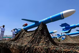 Houthi tuyên bố phong tỏa biển Đỏ, nguy cơ giáng đòn mới vào kinh tế thế giới