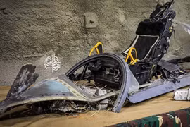 Iran trưng bày ‘xác’ tiêm kích F-15E Mỹ bị bắn hạ