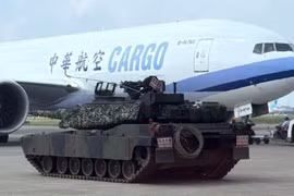 Xe tăng M1A2T Abrams lần đầu diễn tập bảo vệ sân bay Đào Nguyên