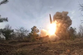 Cú tấn công vào sân bay Vasilkov diễn ra giữa lúc chiến dịch phòng thủ của Ukraine tiếp tục bị thử thách bởi các đợt tập kích bằng tên lửa và máy bay không người lái (UAV) từ phía Nga.