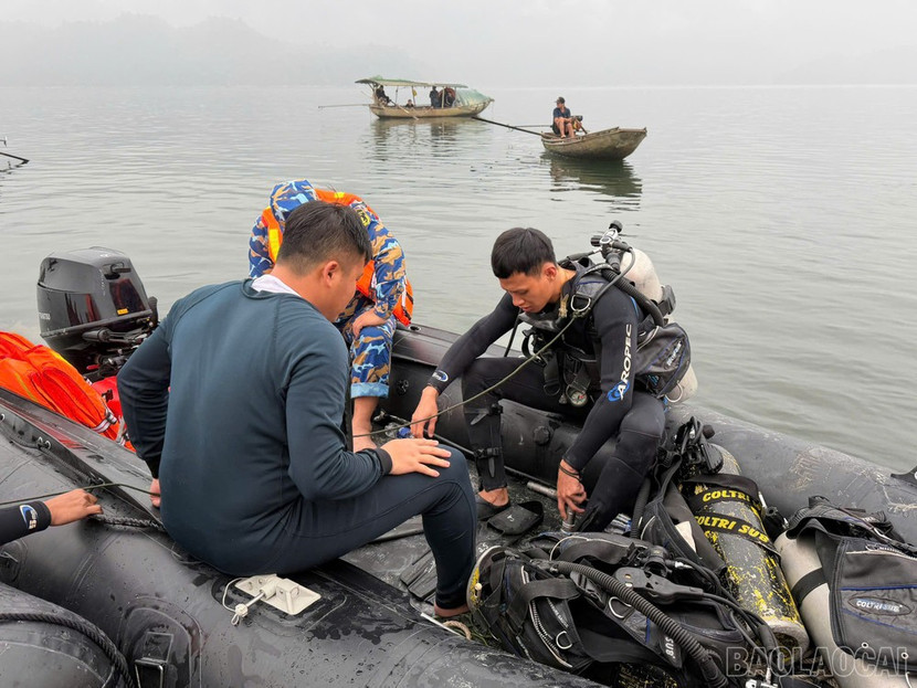 Tìm thấy toàn bộ nạn nhân vụ lật thuyền chở khách trên hồ Thác Bà ảnh 8