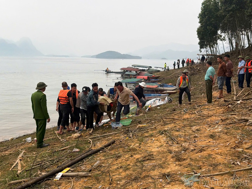 Tìm thấy toàn bộ nạn nhân vụ lật thuyền chở khách trên hồ Thác Bà ảnh 1