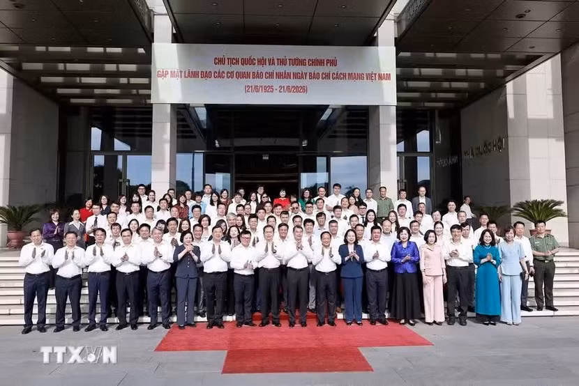 Chủ tịch Quốc hội Trần Thanh Mẫn và Thủ tướng Chính phủ Lê Minh Hưng và các đại biểu chụp ảnh chung.
